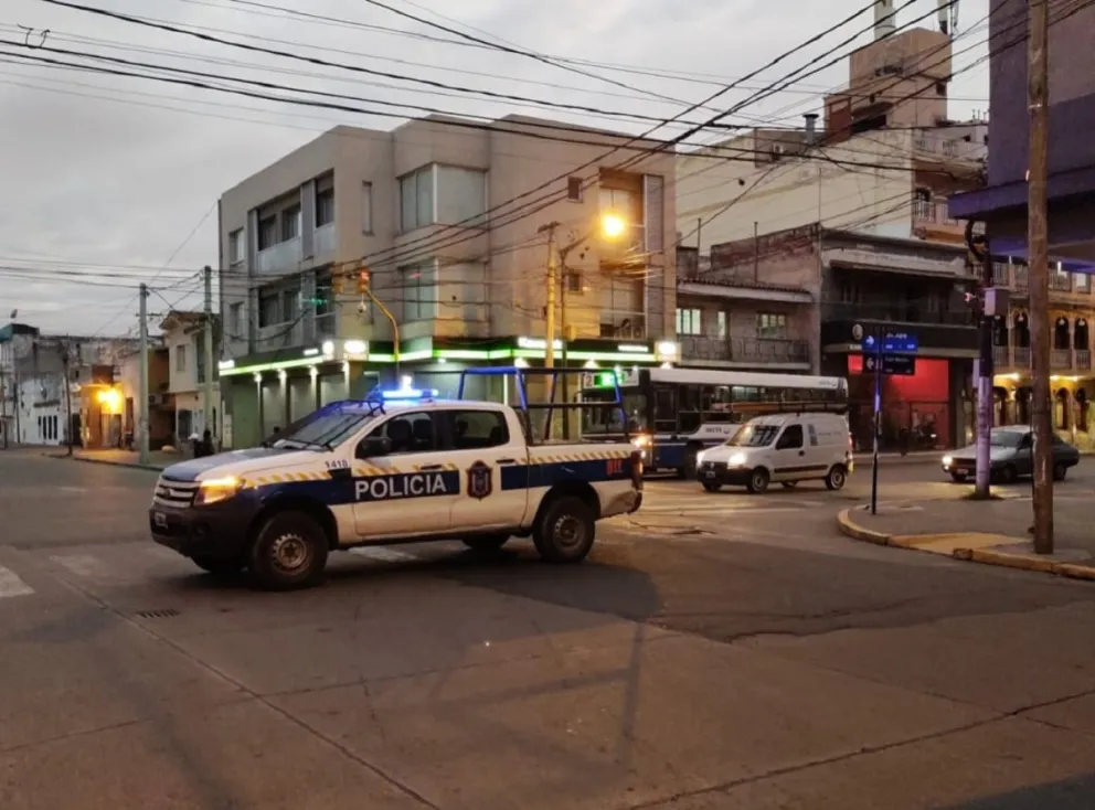 Mañana complicada: borracho cruzó el semáforo en rojo y fue embestido por un colectivo de SAETA