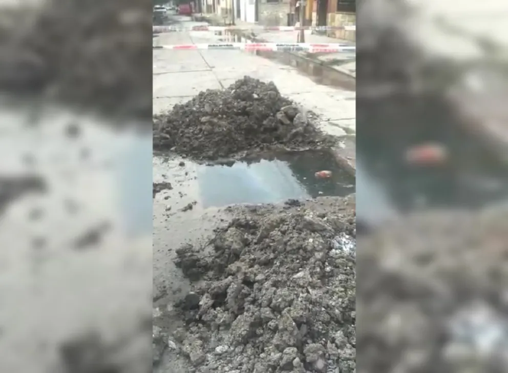|VIDEO| ¡Cuidado con el pozo! Una importante pérdida de agua perjudica a varios vecinos