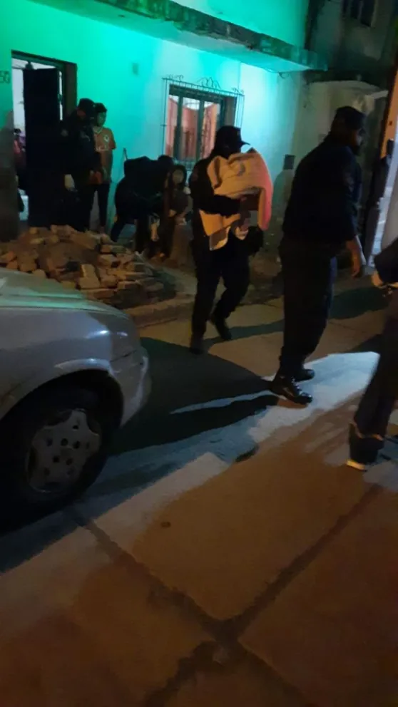 Un tenso pero dulce momento: la policía asistió a una salteña