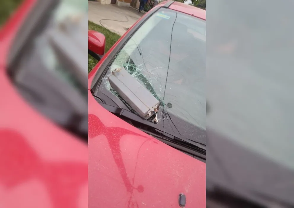 Pudo ser tragedia: balastro del alumbrado público destrozó un automóvil