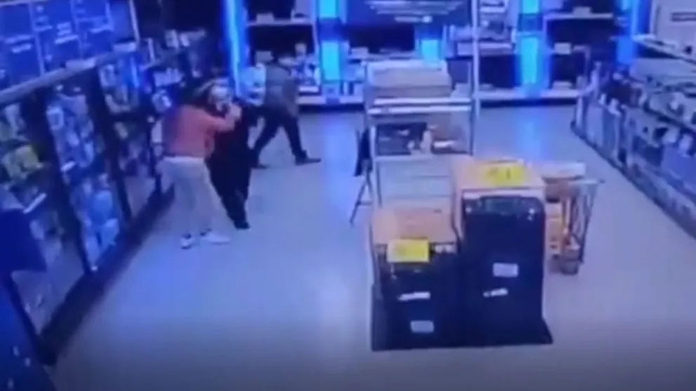 Pánico y locura: una mujer destrozó todo dentro de un supermercado