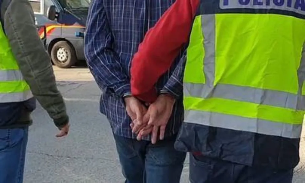 De terror: salteña le pegó un ladrillazo en la cara a un policía