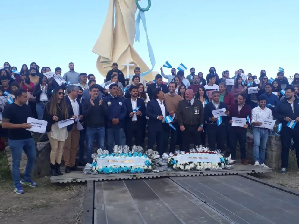 Foto: Homenaje a caídos en Malvinas. Fuente: Voces Críticas