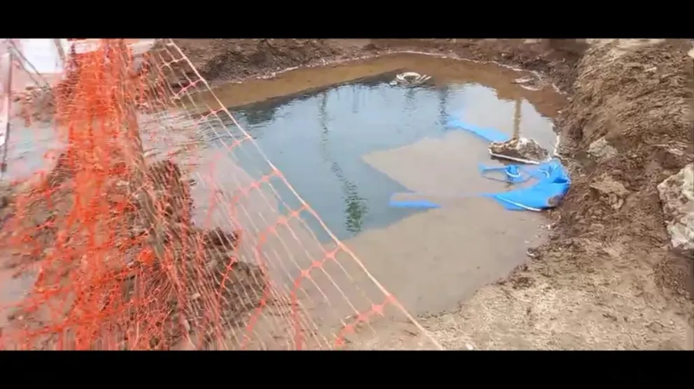 |VIDEO| Parece una pileta: miles de litros de agua potable son desperdiciados por una mala obra