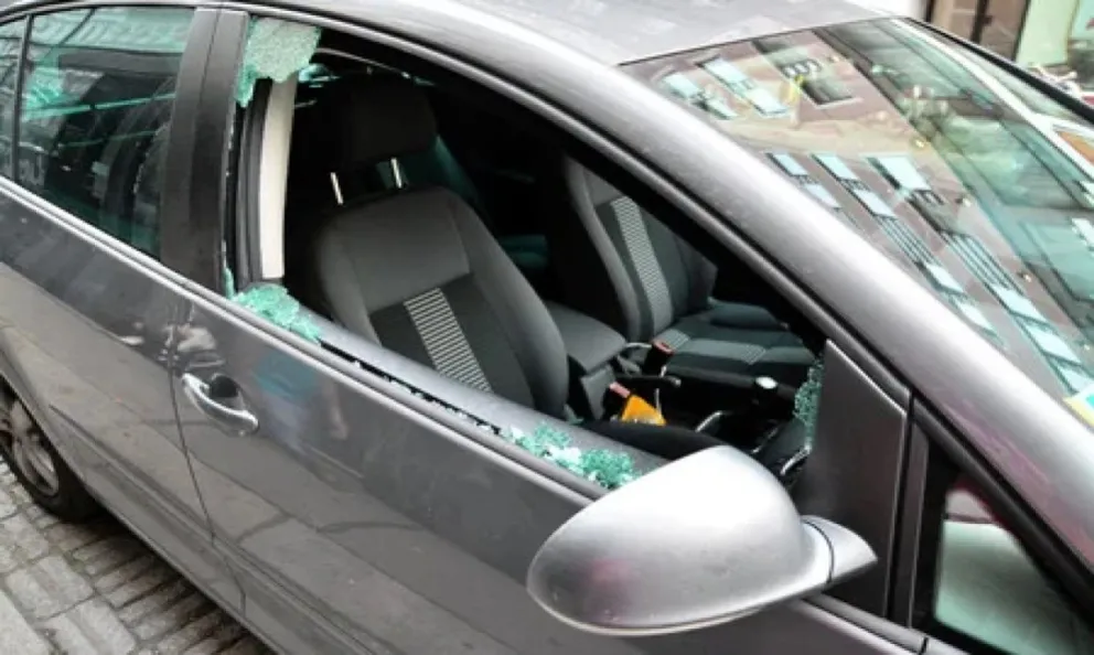 Las calles cada vez más inseguras: a un salteño le rompieron el auto y mirá todo lo que le robaron