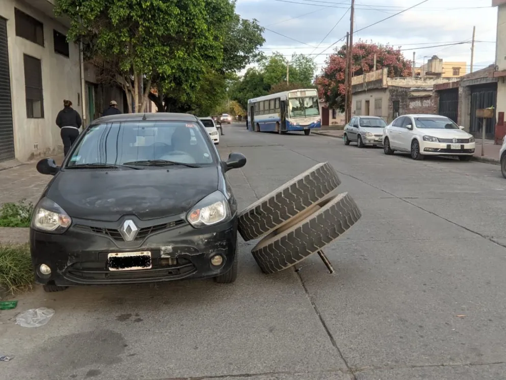 |HAY VIDEO| Mirá cómo corre el chofer de SAETA para agarrar la rueda que salió disparada