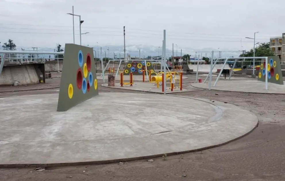 Les falta un tirón de orejas: vándalos destrozaron un parque a punto de ser inaugurado