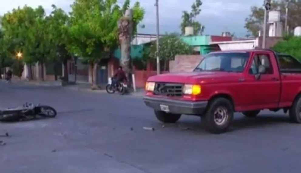 El choque nuestro de cada día: chofer de camioneta embistió y tiró a una pareja en moto