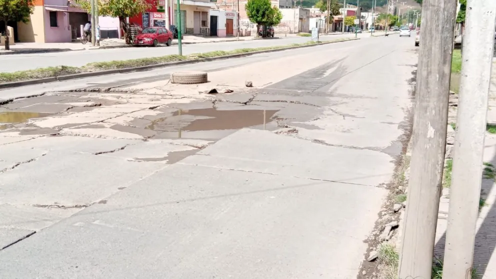 El mal estado de una calzada hizo que varias unidades de SAETA tomaran desvíos este miércoles