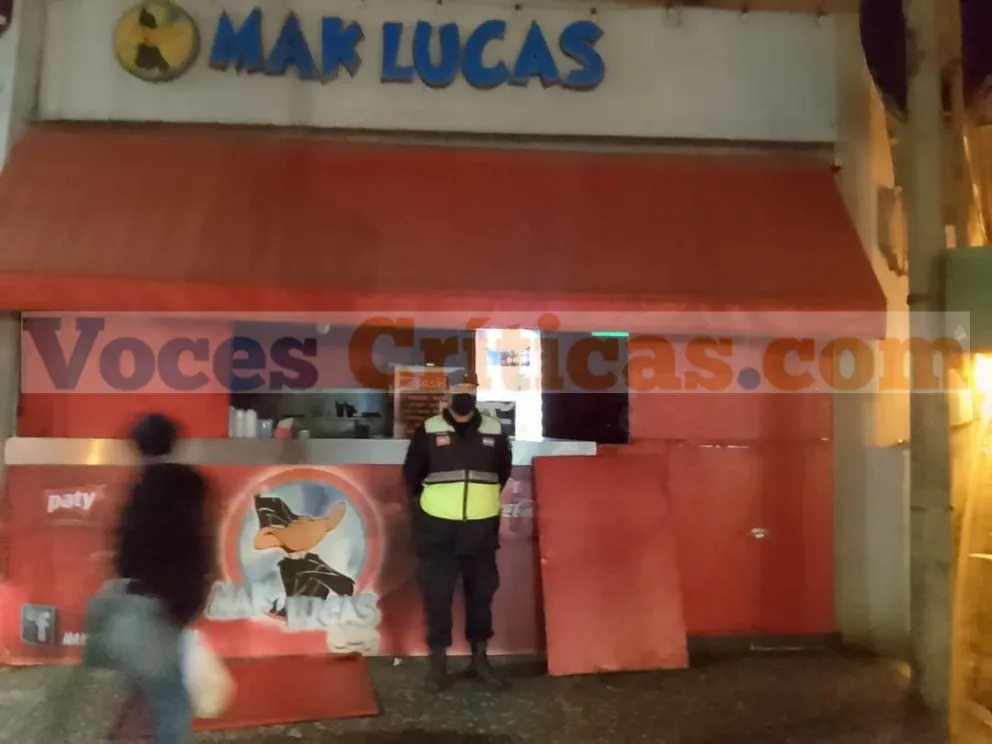|FOTOS| Con las manos en el sanwi: ratero quiso afanar a una cuadra de la Policía y terminó mal