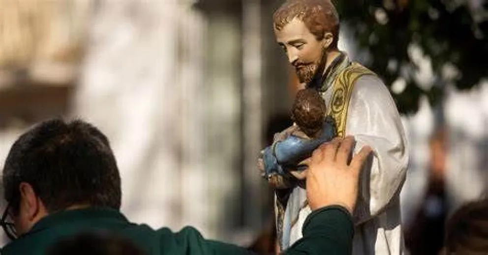Como todos los 7 de cada mes los fieles veneran a San Cayetano