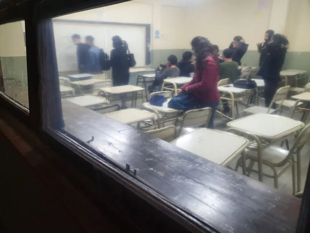 "Pongan las escuelas en buen estado, después hablemos": la crítica ante la posibilidad de agregar horas de clase