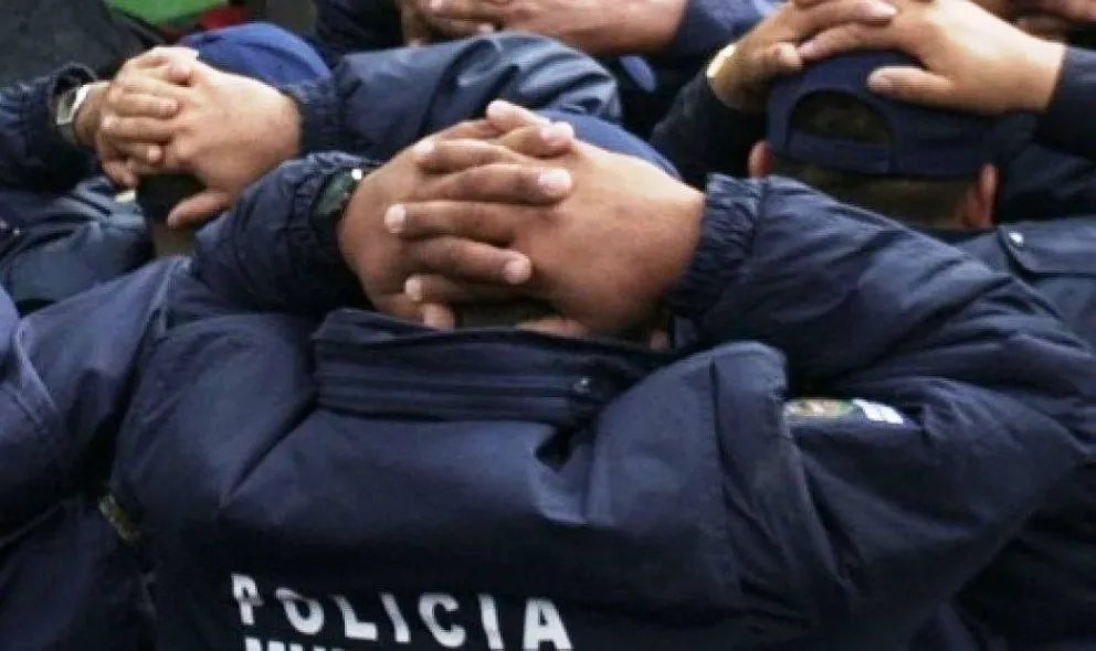 Policías detenidos.