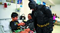 Una emotiva historia: el Batman que combate la tristeza de los niños
