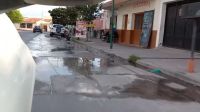 |TERRIBLES VIDEOS| Cuadras y más cuadras de agua potable desperdiciada en Salta
