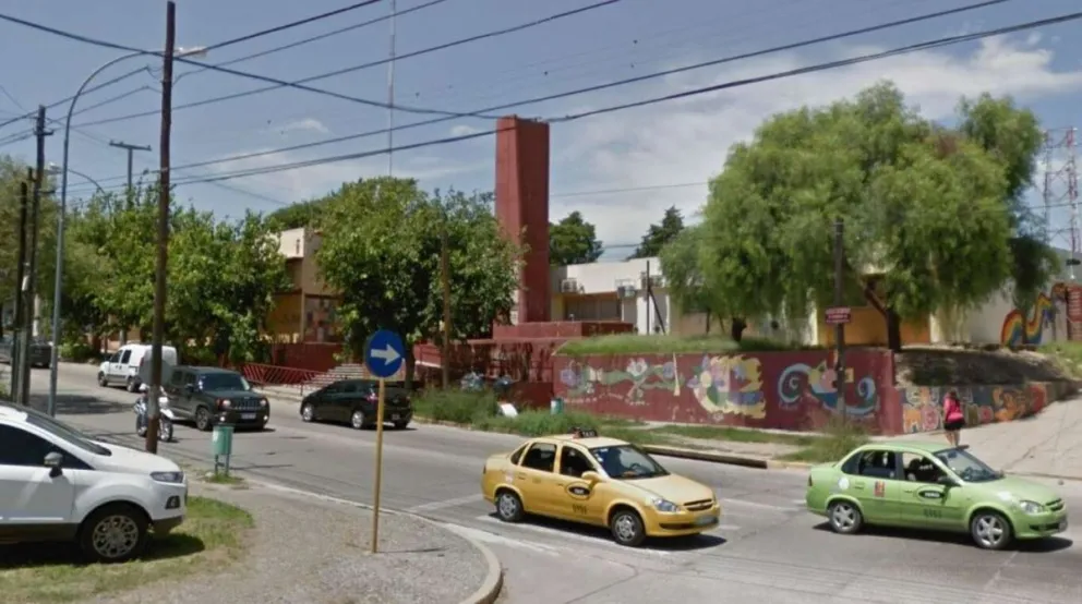 De no creer: a los golpes en mitad de clase