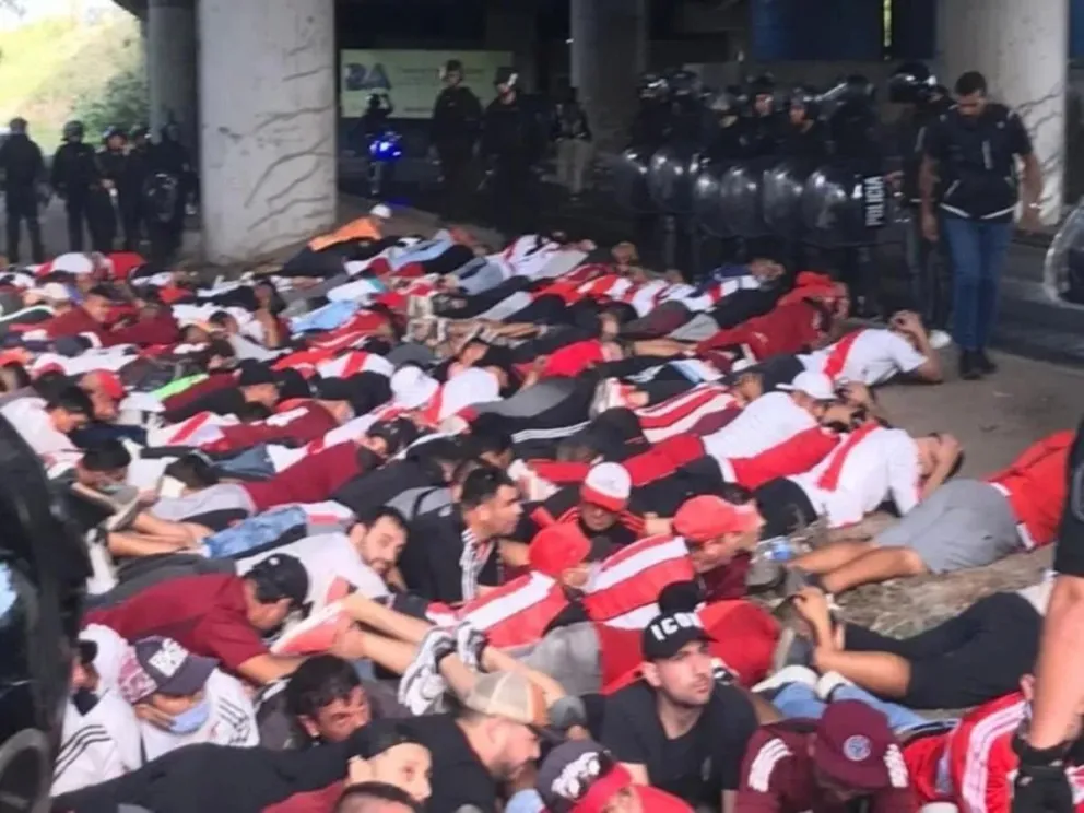 Integrantes de la barra de River Plate fueron detenidos este domingo