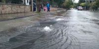 |VIDEO| ¡Cuidado al circular! Calles anegadas y resbaladizas por una terrible pérdida de agua