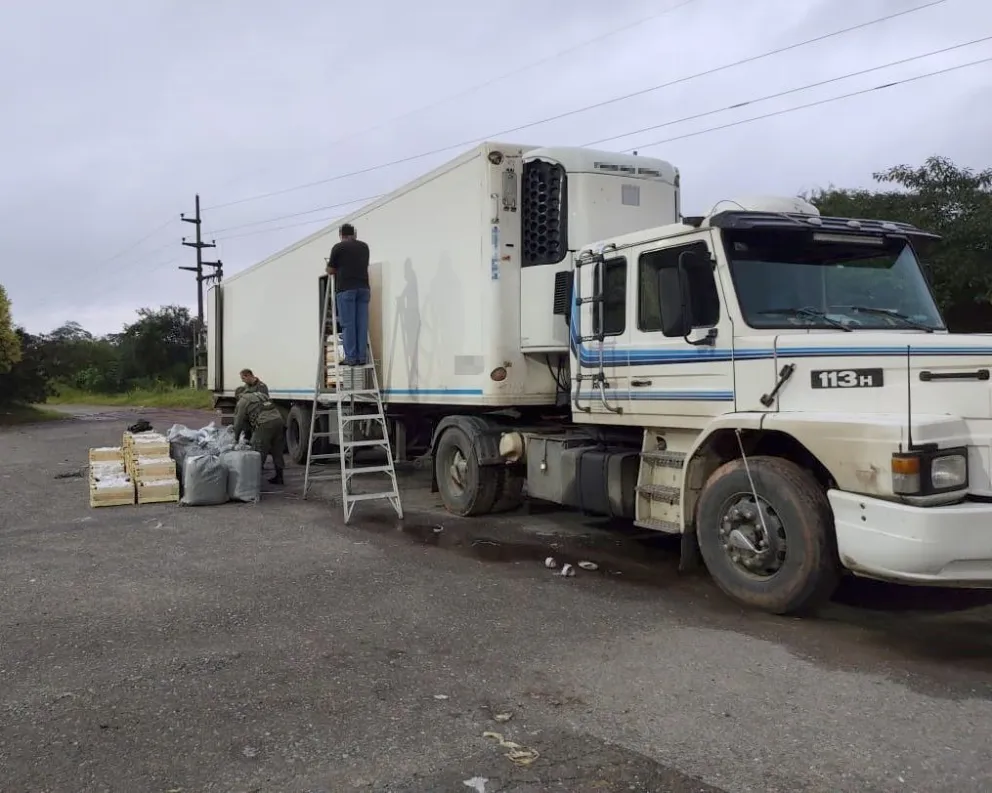 Camionero lleva hojas de coca.