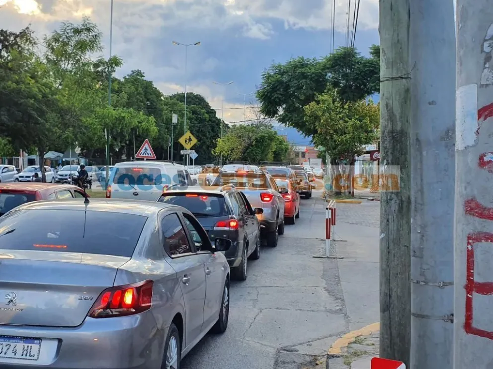 Solo pasa en Salta: un semáforo no deja manejar