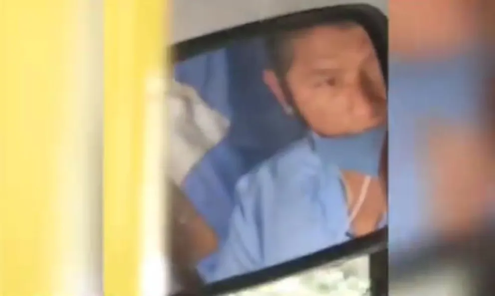 Irresponsable: captaron en video un chofer de SAETA manejando y usando el celular