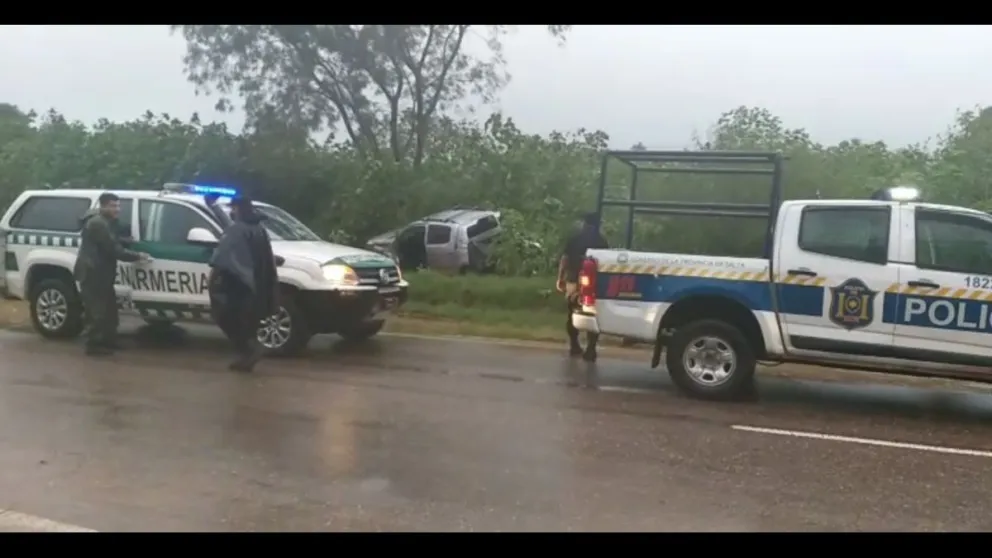 Accidente de tránsito: una camioneta perdió el control en plena ruta