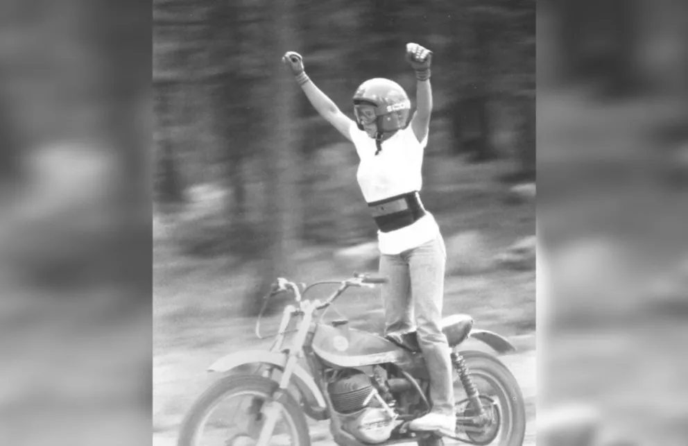 A lo loco: motociclista salteña rompió toda la vidriera de un kiosko
