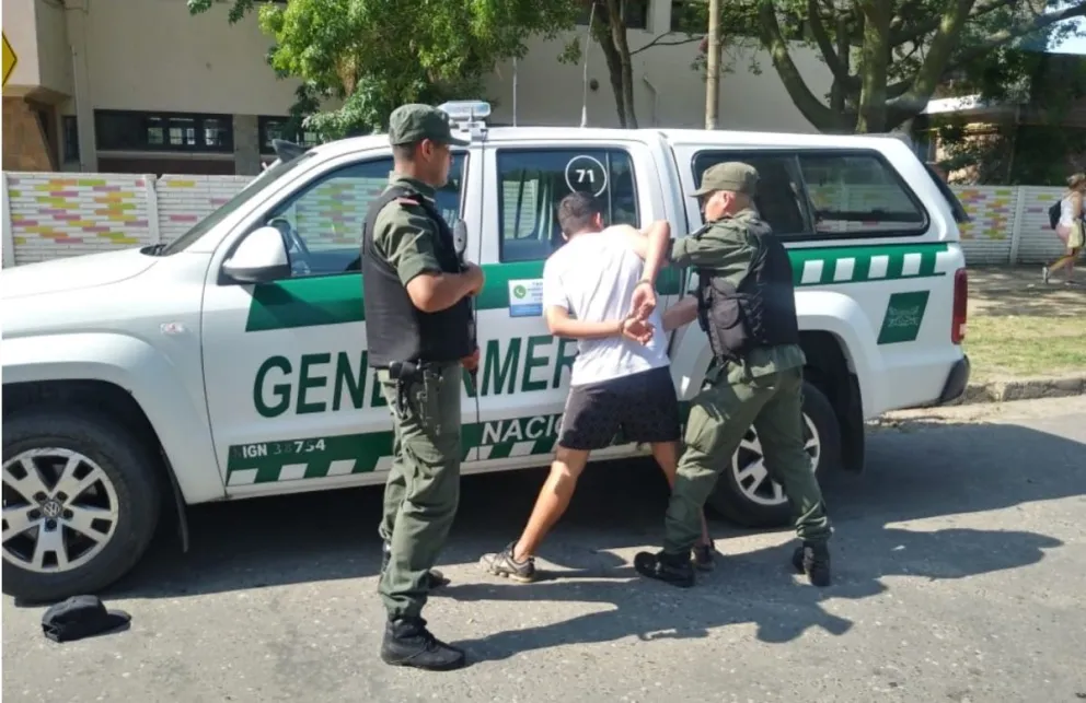  ¿Qué ocultaban? Se deschabaron solos y los gendarmes no se la dejaron pasar