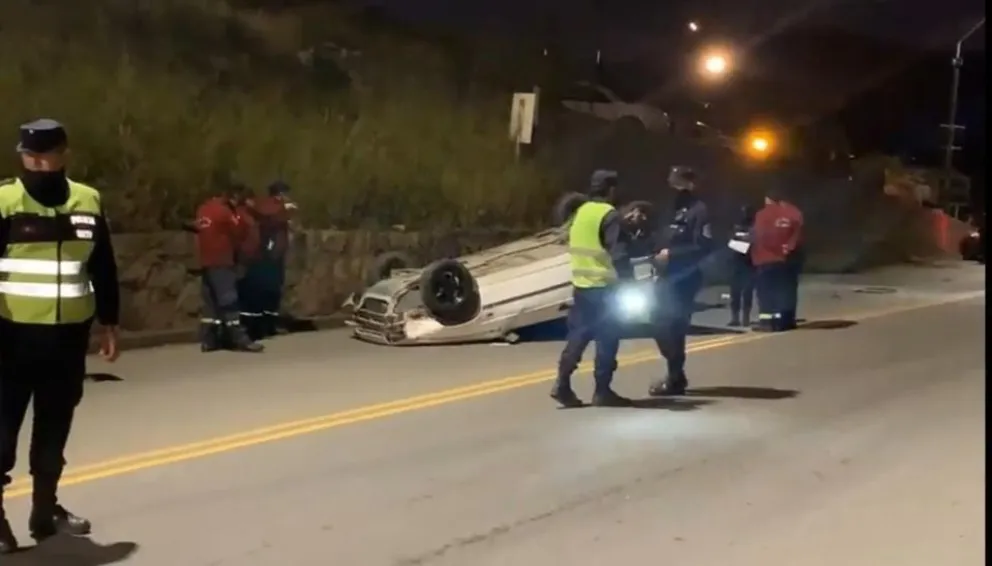 Un viaje de terror: vehículo quedo boca arriba sobre el asfalto