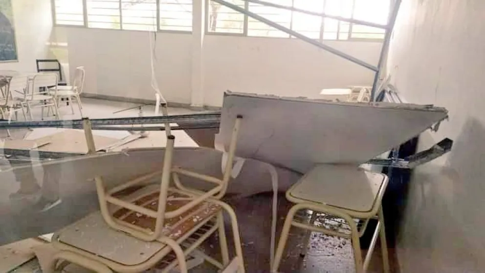 Un peligro: el techo de una escuela se vino abajo