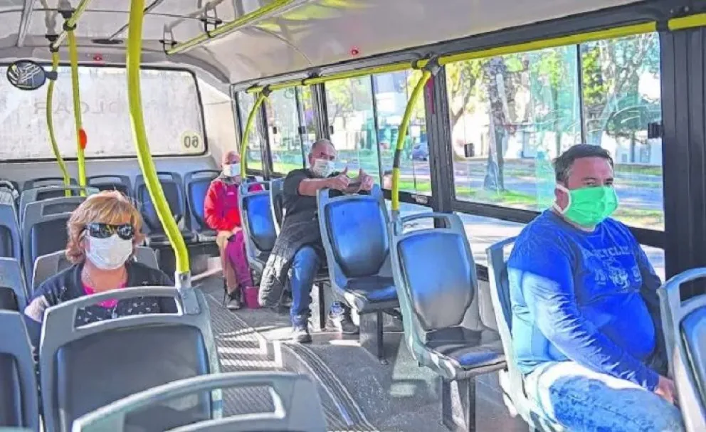 Barbijo en colectivo.