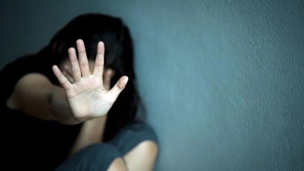 Sufrió a manos de su propio padre: la obligó a tener a su hijo