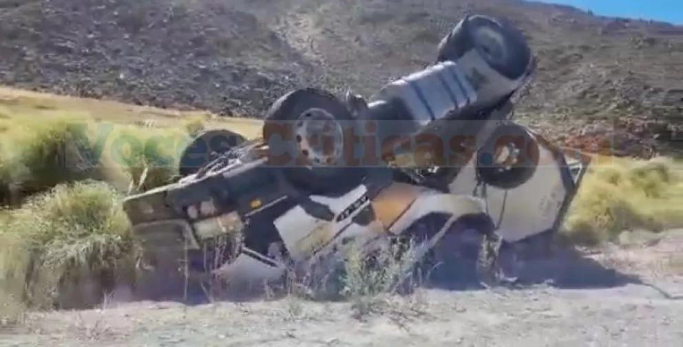|VIDEO| Terrible accidente: un camión quedó destrozado al costado de la ruta