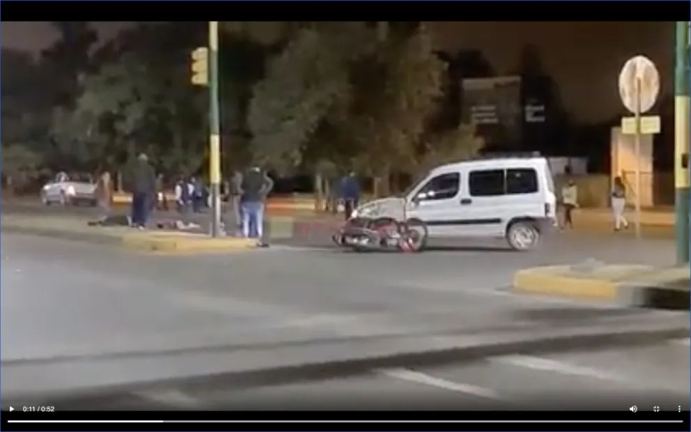 Una moto y un auto protagonizaron un terrible accidente 