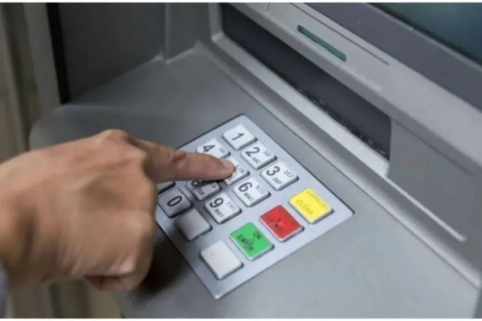 Que no te estafen: aprendé a retirar efectivo sin ingresar la tarjeta de débito en el cajero automático