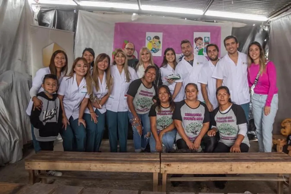 Profesionales junto a responsables de Pequeña Niña