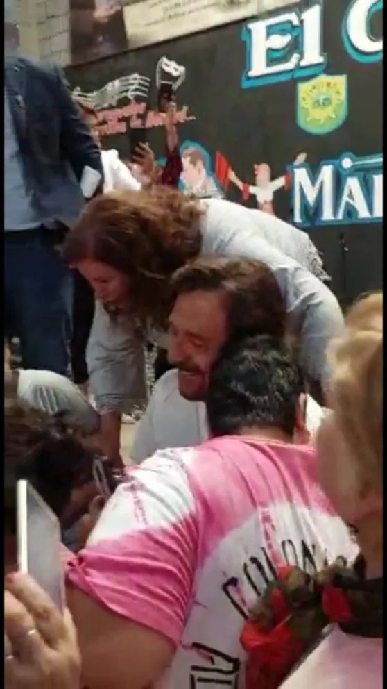 En pleno acto "las nenas" se volvieron locas por Gustavo Sáenz