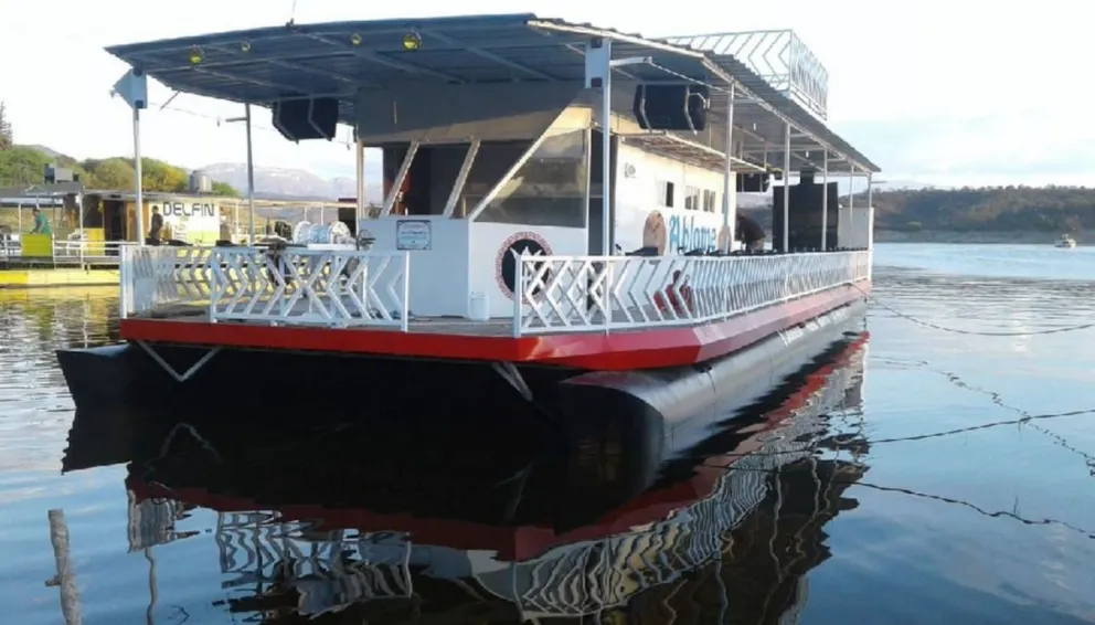 catamaran dique cabra corral