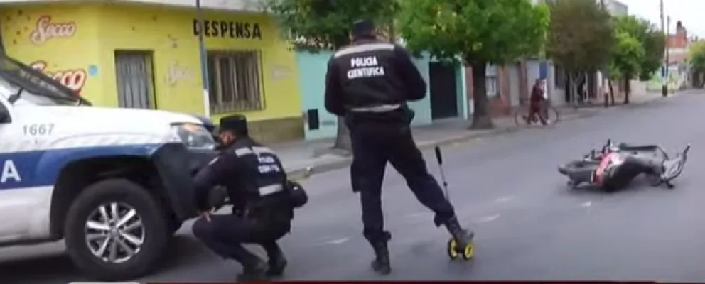 Móvil policial chocó a una familia que viajaba en moto