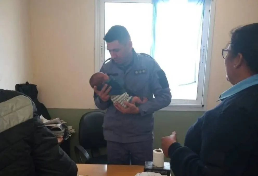 De terror: dejaron tirado a un bebé en el suelo