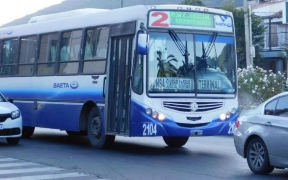 Chofer de Saeta apurado: quería obligar a los conductores a cruzar en rojo