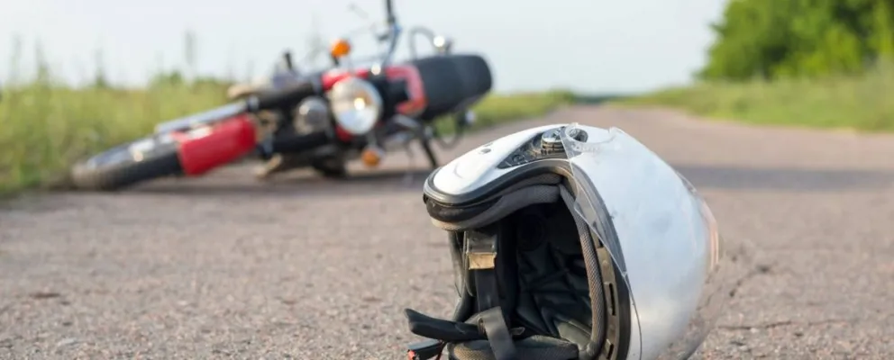 Mañana accidentada: vehículo chocó contra un motociclista y lo mandó al hospital