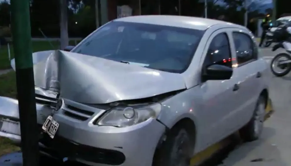 Pésimo comienzo de semana: conductor se durmió al volante y chocó de frente contra un semáforo