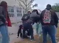 Brutal golpiza de una alumna a otra en la vereda de una escuela 