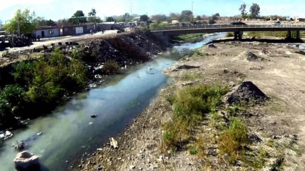 De no creer: la empresa Aguas del Norte convirtió el río Arenales en cloacas