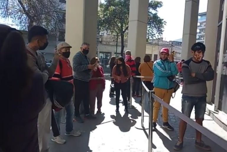 Caos afuera del Banco Macro las personas esperan amontonadas y nadie
