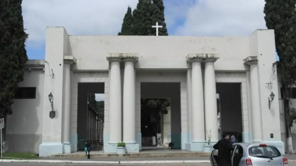Cementerio de San Antonio de Padua: le robaron los nombres a los muertos