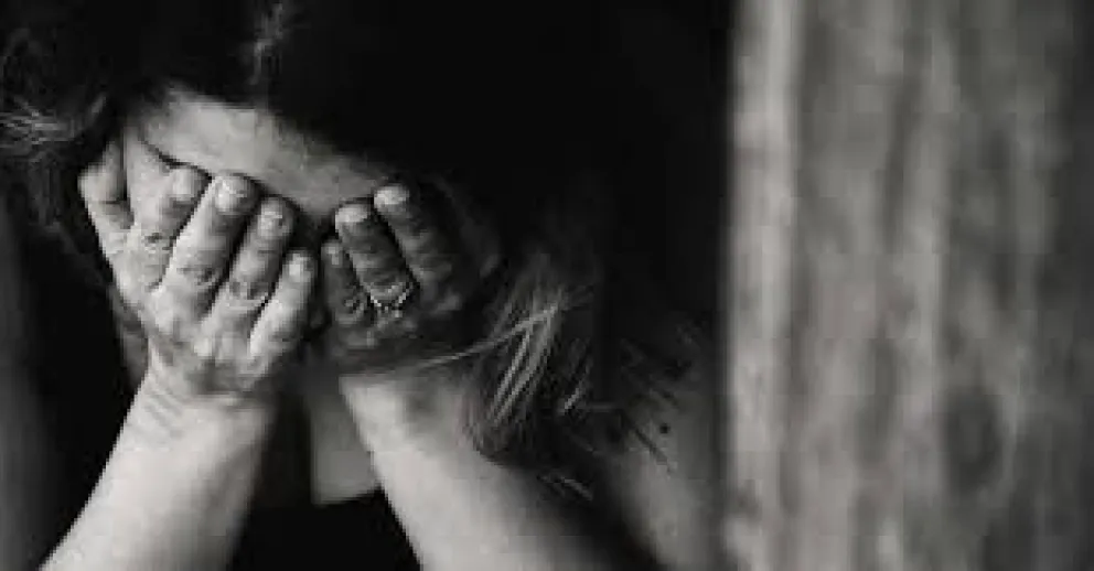 Mujer casi pierde el brazo: quiso buscar una carta y metió la mano en el peor lugar