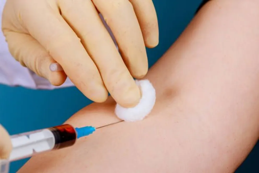 "Atentó contra la vida de mi hija": una enfermera le sacó sangre con una jeringa usada
