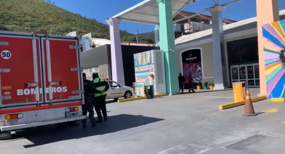 Tremendo operativo policial por amenaza de bomba dentro de un Shopping